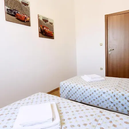 In Tar Mit Garten, Grill Und Gemeinschaftlichem Pool Apartment *