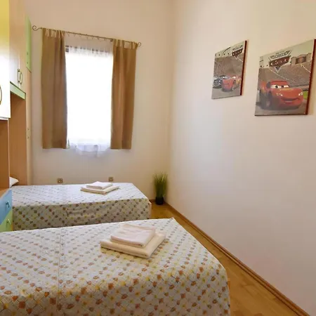 In Tar Mit Garten, Grill Und Gemeinschaftlichem Pool Apartment *